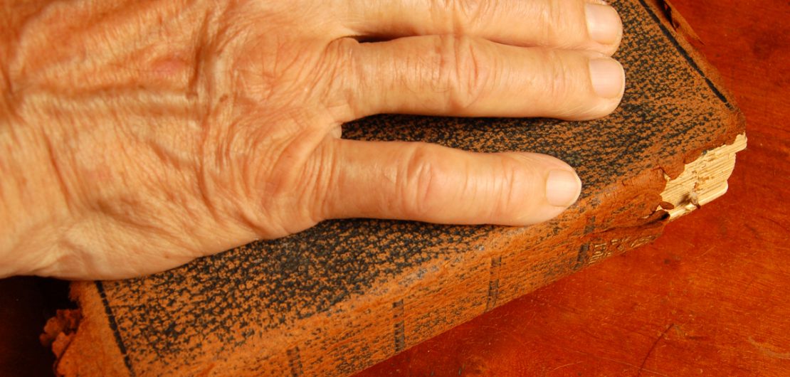 Hand på gammal Bibel